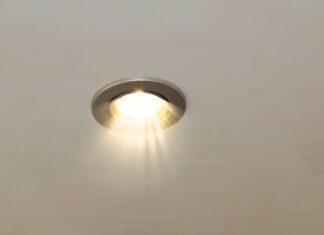 Il est indispensable de faire un choix soigneux lorsque vous installez votre éclairage. Le spot LED encastrable s’avère très adapté pour offrir une décoration lumineuse exceptionnelle à votre intérieur. Cependant, il existe une avalanche de produits sur le marché. Pour vous accompagner dans votre choix, voici quelques critères à considérer. Prendre en compte l’utilisation à en faire Le premier critère à considérer avant de se lancer dans l’achat d’un spot LED est l’utilisation que vous souhaitez en faire. En effet, il n’aura pas le même objectif que la lampe installée dans un couloir ou celle installée au-dessus d’un plan de travail. Ainsi, l’ambiance que vous recherchez vous donne déjà la capacité d’affiner vos choix lors de l’acquisition d’un spot LED encastrable. En matière d’ambiance lumineuse, il est conseillé de considérer la température de couleur du spot LED. Concernant les luminaires, il existe trois teintes et elles ne correspondent pas toutes aux mêmes types d’utilisation. Toutefois, pour un tel choix, prenez en compte vos préférences personnelles. Il est important de se sentir à l’aise dans son espace vital. Alors, n’hésitez pas à vous focaliser sur vos ressentis afin d’opter pour la température de couleur la plus adaptée à vos besoins. Tenir compte du lieu d’installation de votre spot LED encastrable Un autre critère pour choisir son spot LED est l’emplacement. En effet, si le spot LED est installé près d’un point d’eau ou s’il est soumis à des éclaboussures, il est conseillé de choisir un produit étanche. En réalité, l’imperméabilité d’un produit d’éclairage se détermine par son indice de protection nommée IP. Ainsi, un spot LED est considéré comme étanche lorsqu’il a un indice de protection au moins égal à 44. Pour une installation en lieu humide comme une salle de bain par exemple, il est recommandé de choisir directement des spots encastrables étanches qui sont prêts à être installé. En réalité, ils regroupent en un seul produit un spot LED, un transformateur et une coupelle pour vous offrir un rendu design garanti. Aussi, il faut qu’il soit alimenté en basse tension : 12 V ou 24 V. Par contre, vous pouvez opter pour un spot de 220 V lorsque l’emplacement est loin d’être humide. Il vous offrira un éclairage classique. De même, il est capable de s’adapter à la tension de votre logement. Enfin, il faut ajouter que sa pose se fait généralement comme la plupart des luminaires d’intérieurs. Le prix : un critère très important Pour bien choisir son futur spot LED encastrable, il faut nécessairement se questionner sur les tarifs. En effet, le prix d’un spot encastrable varie de 5 à 150 euros en moyenne omis les frais de pose. Pour avoir un spot encastrable classique et d’excellente qualité, il faut prévoir entre 20 et 50 euros. Au-delà, vous pouvez avoir un spot haut de gamme. Pour la pose, vous pouvez le faire vous-même et réaliser des économies. Vous avez aussi la possibilité de recourir à un professionnel. Dans ce cas, vous devez prévoir des frais pour la main d’œuvre.