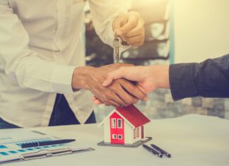 Penser aux diagsnostics immobiliers lors d'une vente de maison.